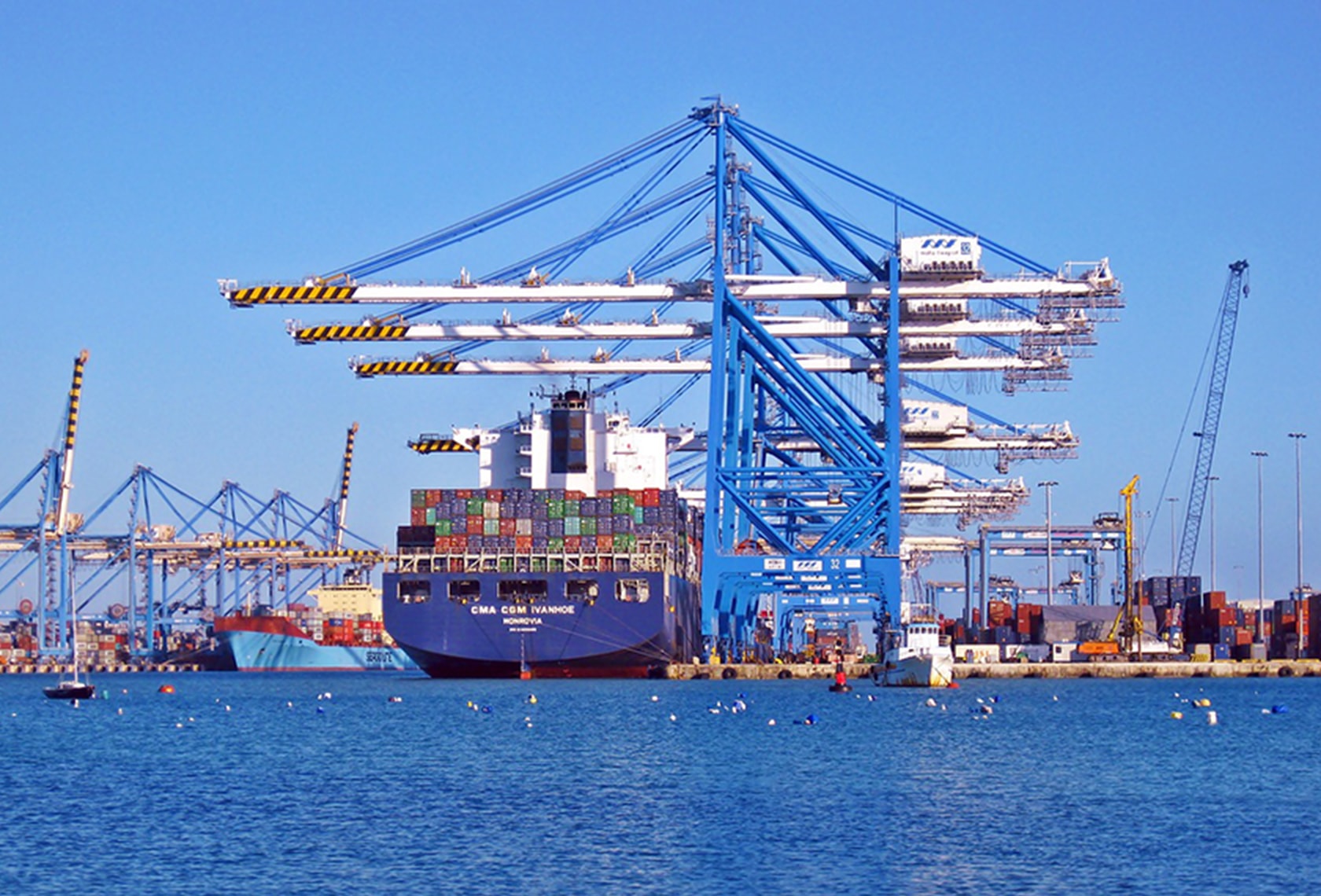 貿易についてわかりやすく解説する記事中のイメージ画像です。港に停泊したコンテナ船の遠景です。