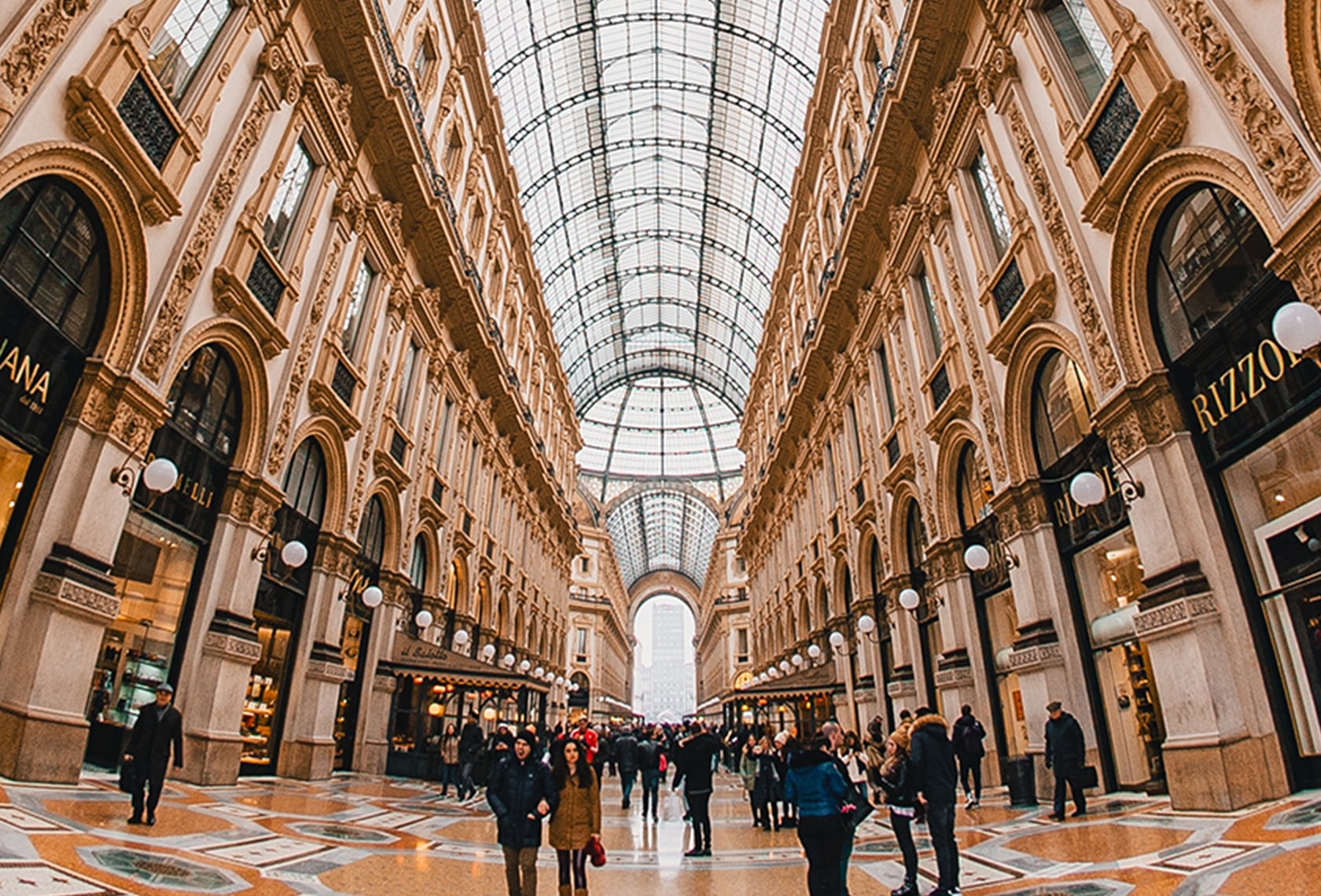 ミラノのファッションやブランド、買い物スポットについて説明する記事中のイメージ画像です。モールのような大きな建物の中です。