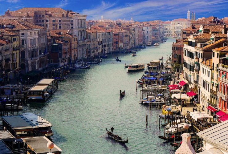 イタリアで開催される展示会情報を記した記事中のイメージ画像です。ヴェネチアの運河の遠景です。