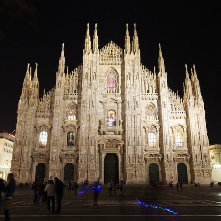ミラノで開催される展示会「ミラノサローネ」について書かれた記事中のイメージ画像です。ライトアップされたドゥオーモが夜空に浮かび上がります。