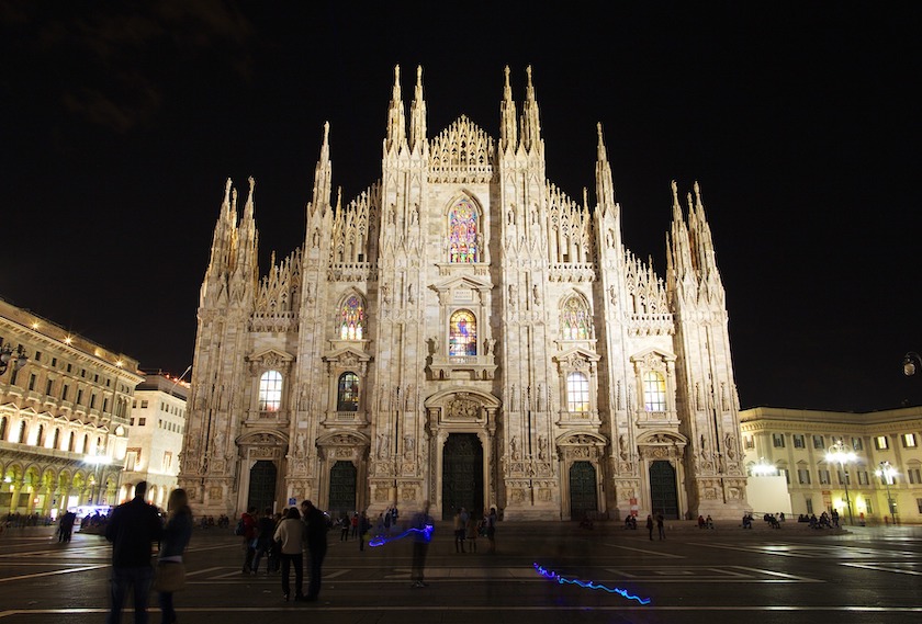 ミラノで開催される展示会「ミラノサローネ」について書かれた記事中のイメージ画像です。ライトアップされたドゥオーモが夜空に浮かび上がります。