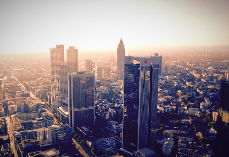 ドイツの見本市Ambiente(アンビエンテ)について書かれた記事中のイメージ画像です。朝日を浴びてフランクフルトの高層ビルがそびえます。