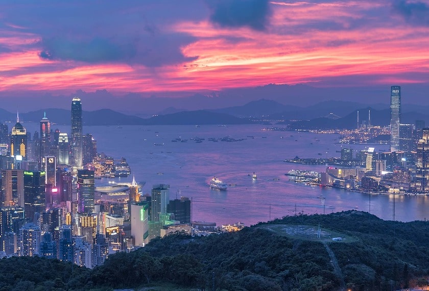 香港の展示会等を主催するHKTDCの2020年4月開催のイベントについて書かれた記事中のイメージ画像です。夕暮れ時の香港の夜景が広がります。